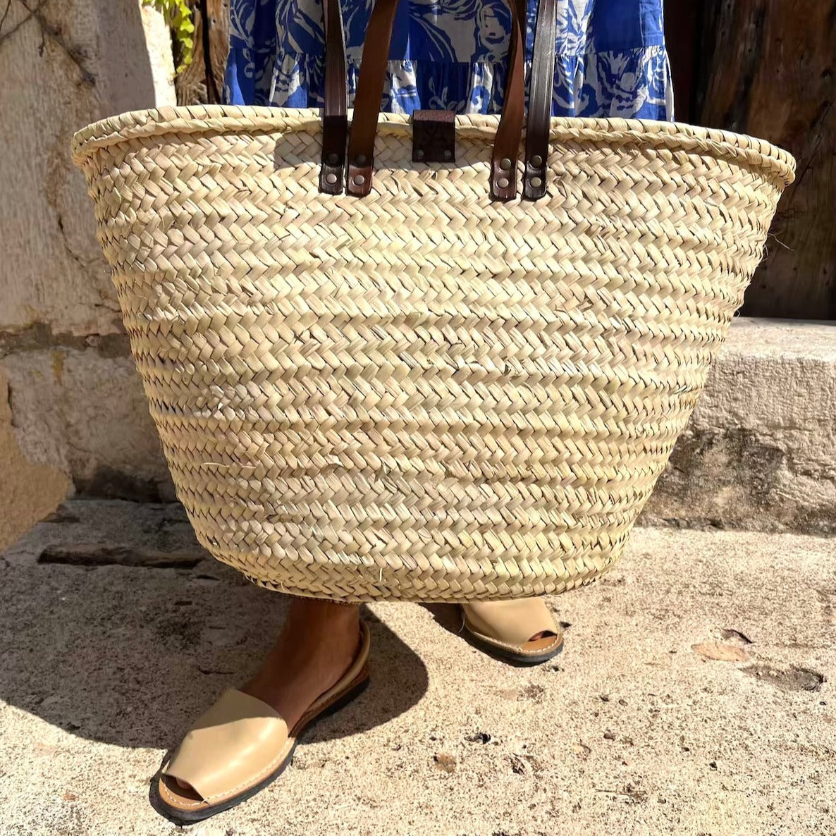 Handgemaakte grote rieten strandtas uit de Valencia collectie met leren handvatten en hengsels