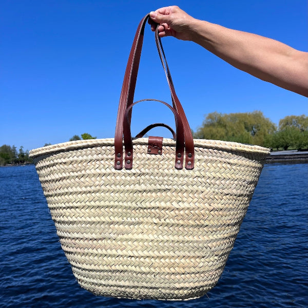 Grote rieten strandtas uit de Valencia collectie met cognac kleur handvatten en hengsels