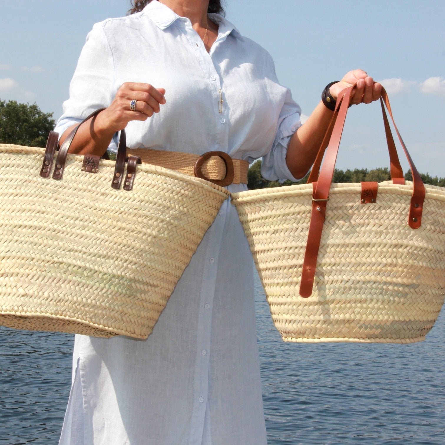 Handgemaakte rieten strandtas medium en groot met leren hengsels