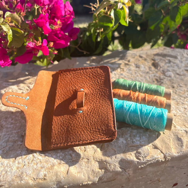 Handgemaakte portemonnee voor pasjes met diverse kleuren garen