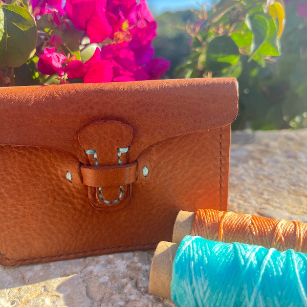 Voorzijde van handgemaakte portemonnee met garen