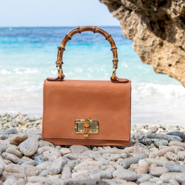 Handgemaakte kalfsleren tas uit de Madrid Bambu collectie met bamboe handvat en slot in naturel