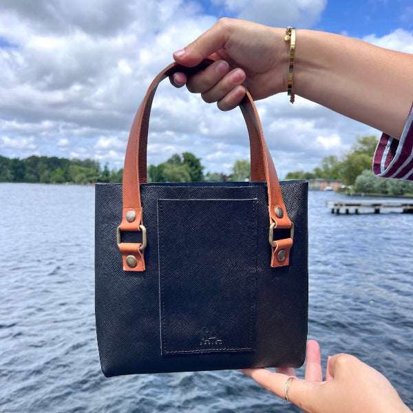 Handtas in zwart met cognac hengsels