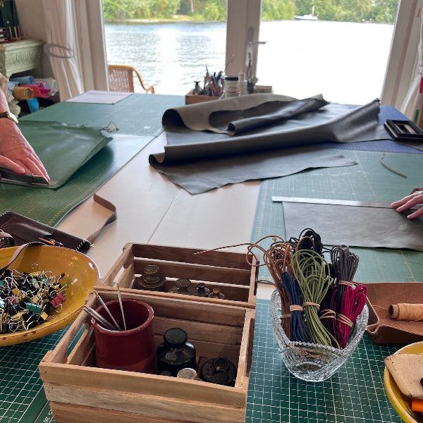 Kiezen van kleuren in workshop handgenaaide leren notebook