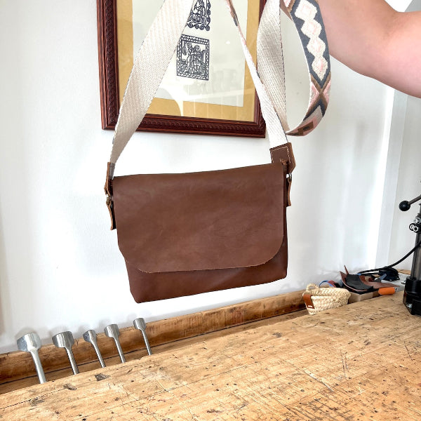 Prachtige bruine tas met flap uit de workshop leren tas maken
