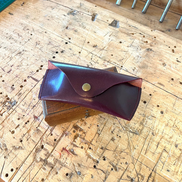 Bovenaanzicht van leren brillenkoker in bordeaux