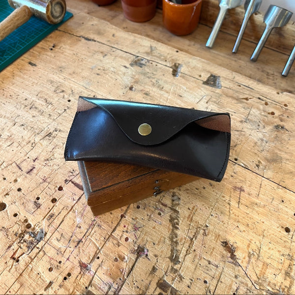 Boven aanzicht van de leren brillenkoker in donkerbruin duurzaam leer