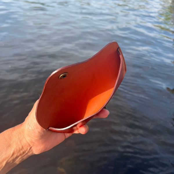 Handgemaakte leren brillenkoker van duurzaam gelooid leer in cognac de binnenzijde