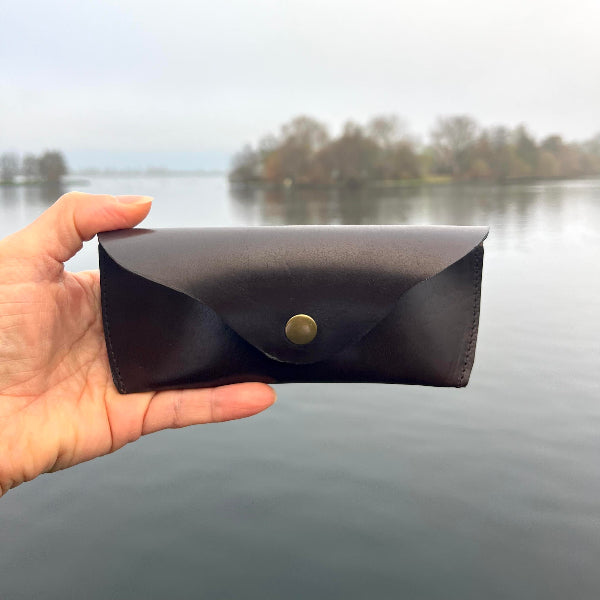 Leren brillenkoker in duurzaam leer in donkerbruin