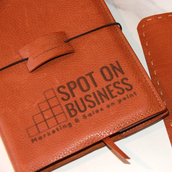 Handgemaakte leren notebook cover in camel met logo en muismat 