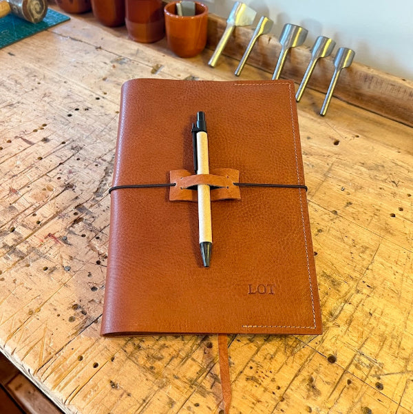 Handgemaakte leren notebook cover in camel met initialen en pen
