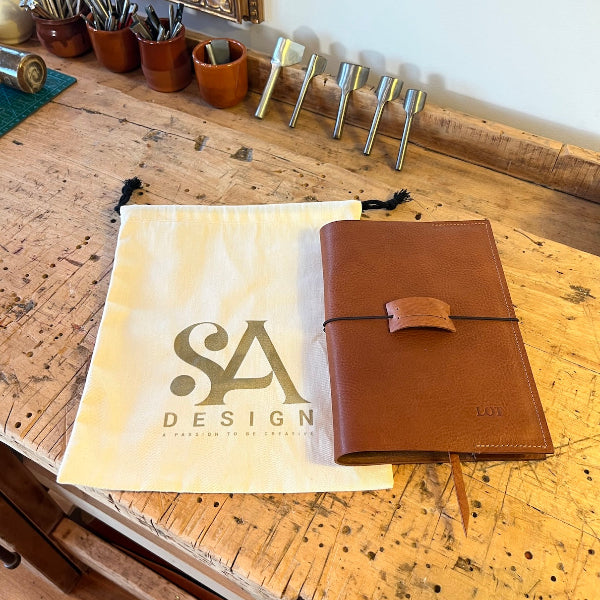 Handgemaakte leren notebook cover in camel met initialen en dustbag