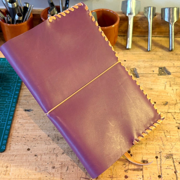 Lila leren notebook A5 met camel vlechtwerk en elastieken sluiting