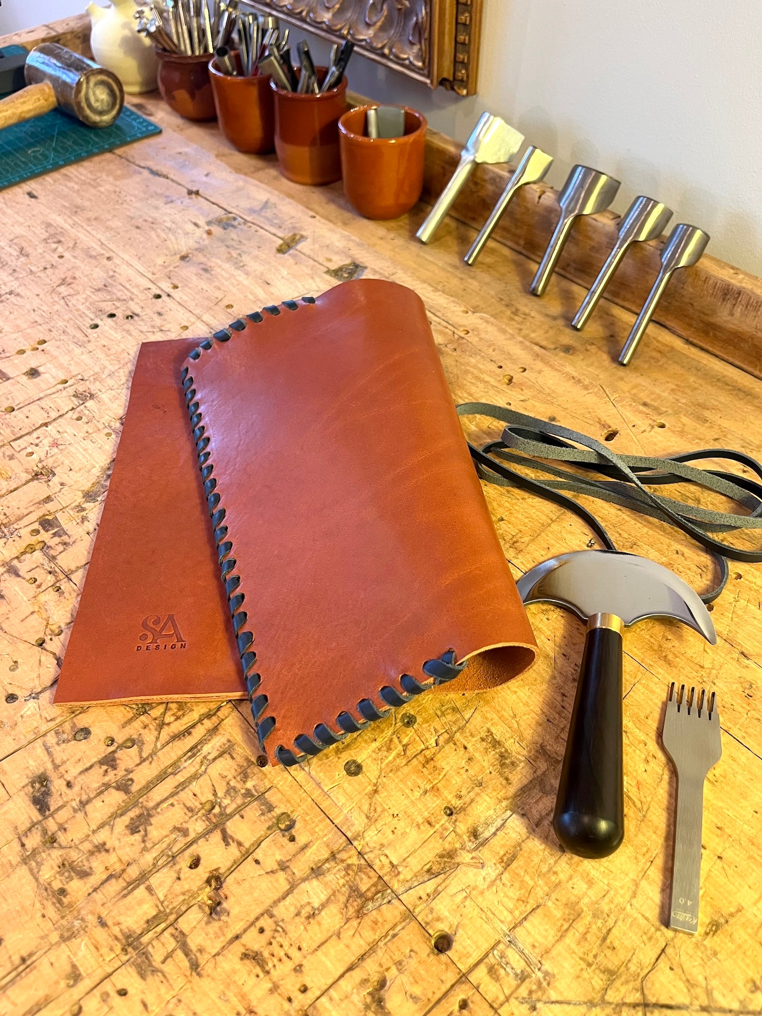 Leren notebook A5 op de werkbank met gereedschap