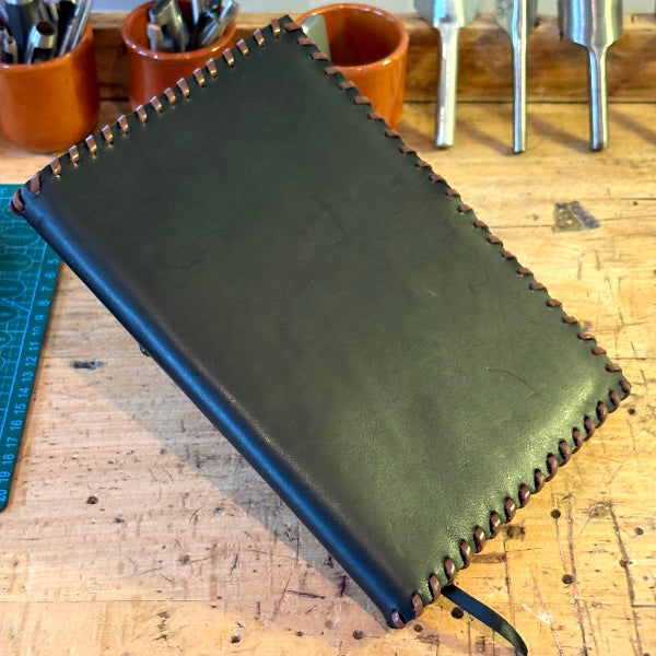 Zwarte leren notebook A5 met donkerbruin vlechtwerk 