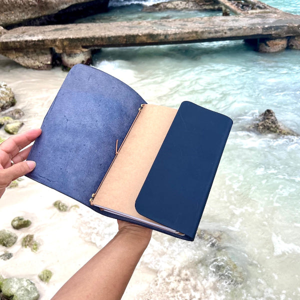 Binnenzijde van een leren notebook met bedels