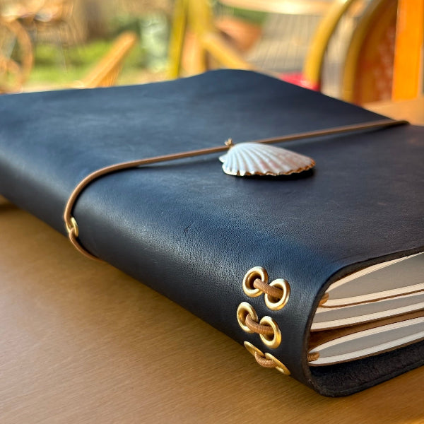 Workshop leren notebook voorbeeld notebook met bedels in navy zij aanzicht