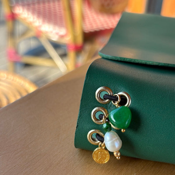 Workshop leren notebook voorbeeld notebook met bedels in groen details van bedels