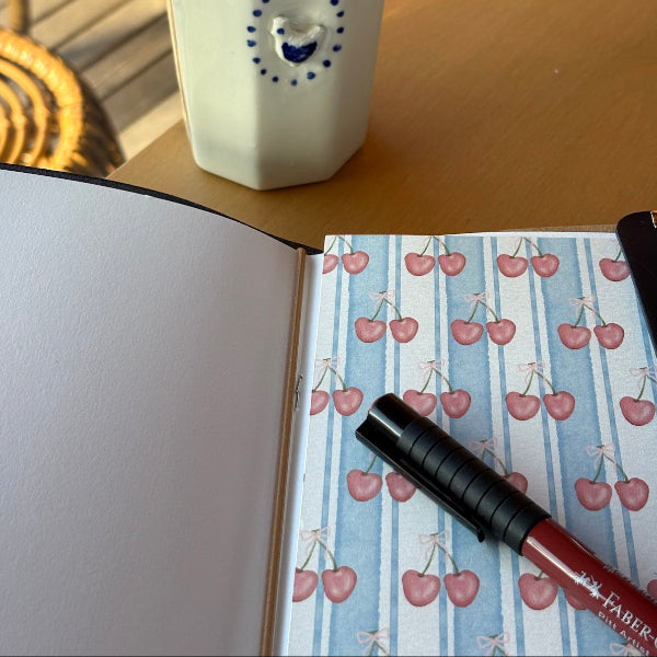 Workshop leren notebook voorbeeld notebook met bedels opengeslagen met zelfgemaakt papier