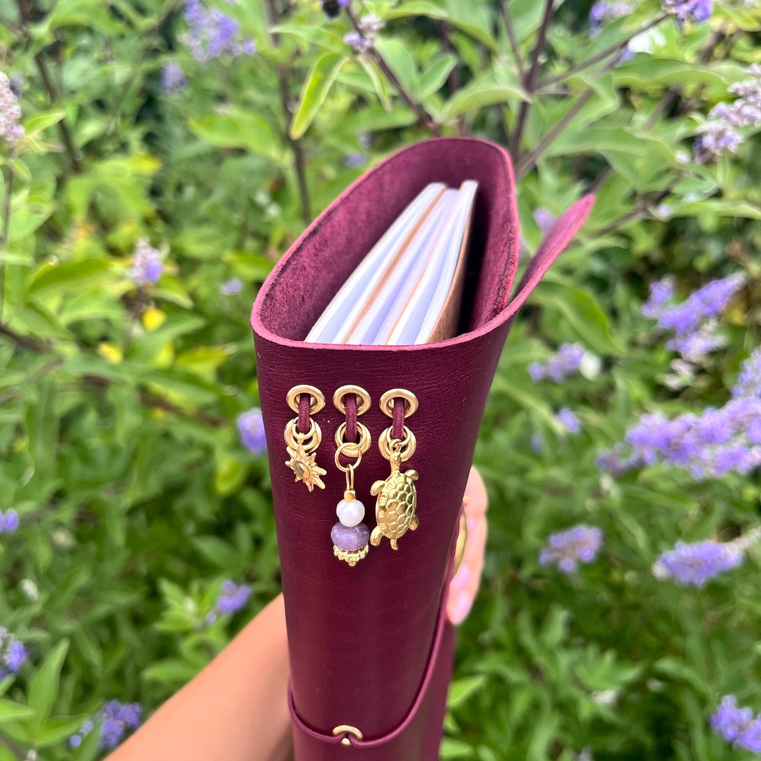 Binnenkant van de leren notebook met  schriften