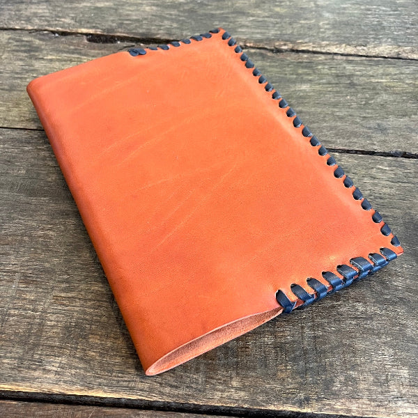 Leren notebook in cognac met blauw leren lint geregen