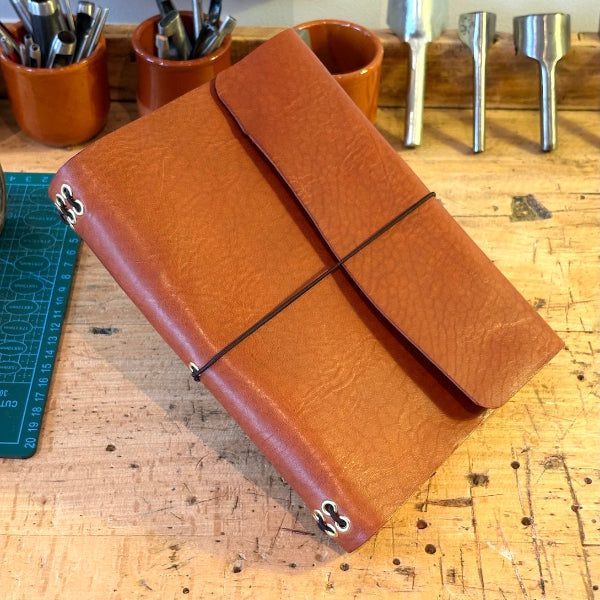 Leren notebook voor schriften met donkerbruin elastiek in cognac