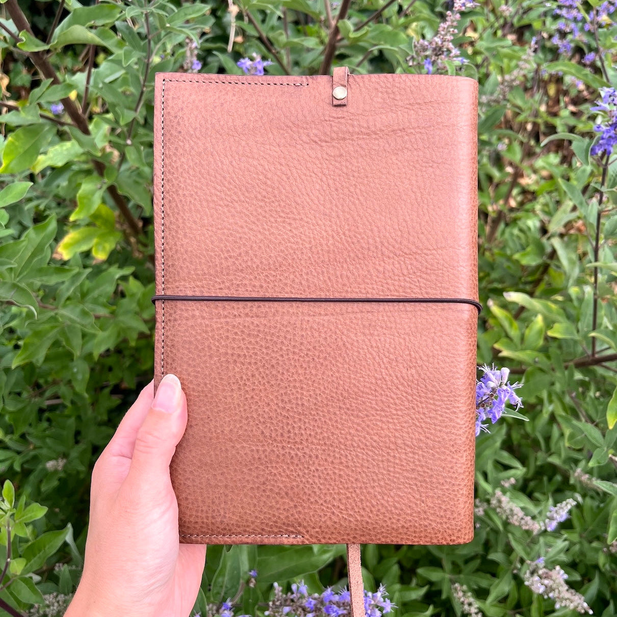 Achterzijde van een gepersonaliseerde notebook in zandkleur