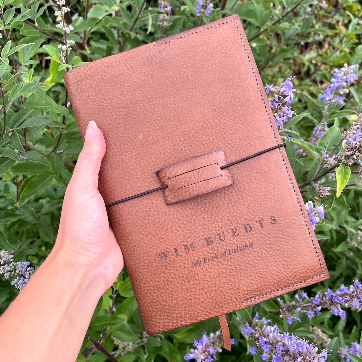 Voorzijde van een gepersonaliseerde notebook in zandkleur