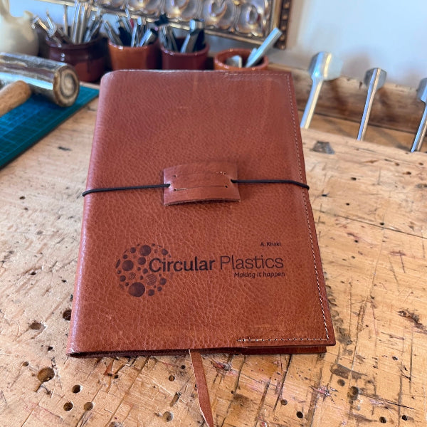 Handgemaakte leren notebook met logo en naam in cognac