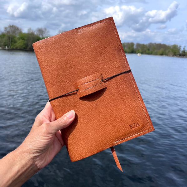 Leren notebook cover met de naam ria 