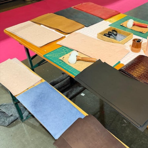 Werktafel met leer van workshop leren notebook op locatie