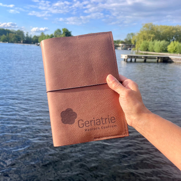 Gepersonaliseerde notebook met logo in zandkleur