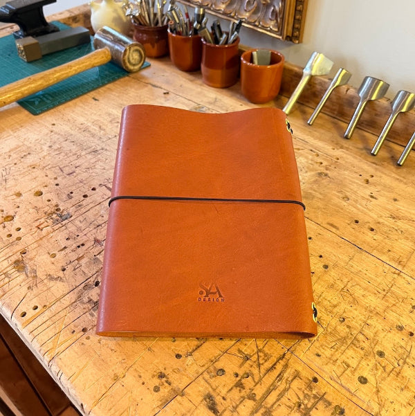 Leren notebook cover in cognac voor schriften achterzijde