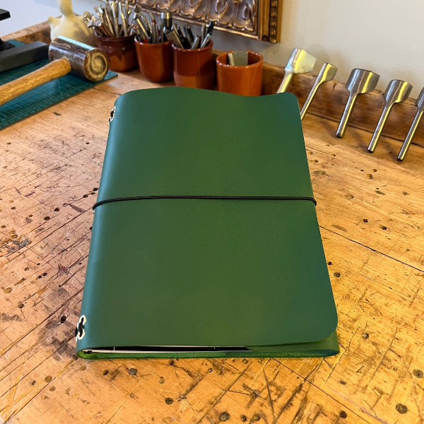 Leren notebook cover in groen voor schriften voorzijde