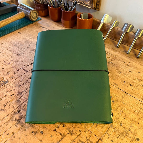 Leren notebook cover in groen voor schriften achterzijde