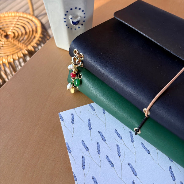 Workshop leren notebook voorbeeld notebook met bedels in groen en navy
