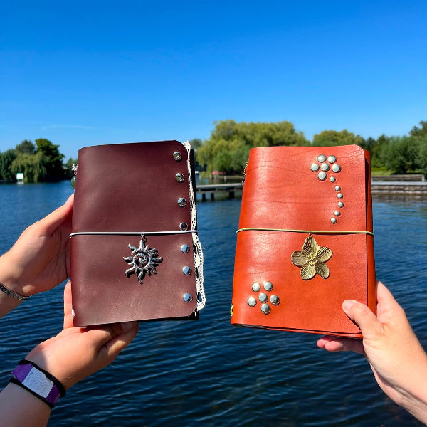 Voorzijde van gepersonaliseerde notebooks met studs