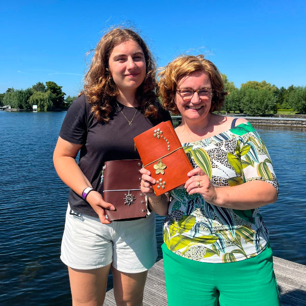 Moeder en dochter met gepersonaliseerde notebooks met studs