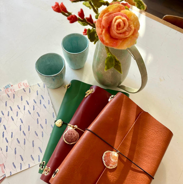 Leren notebooks op tafel met papier 
