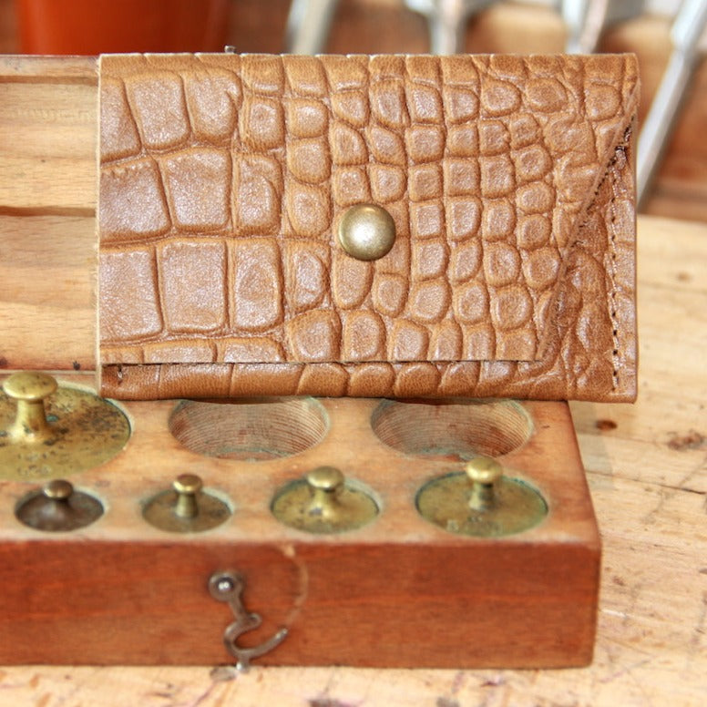 Handgemaakte leren pasjeshouder met 3 vakjes in camel krokodillen print