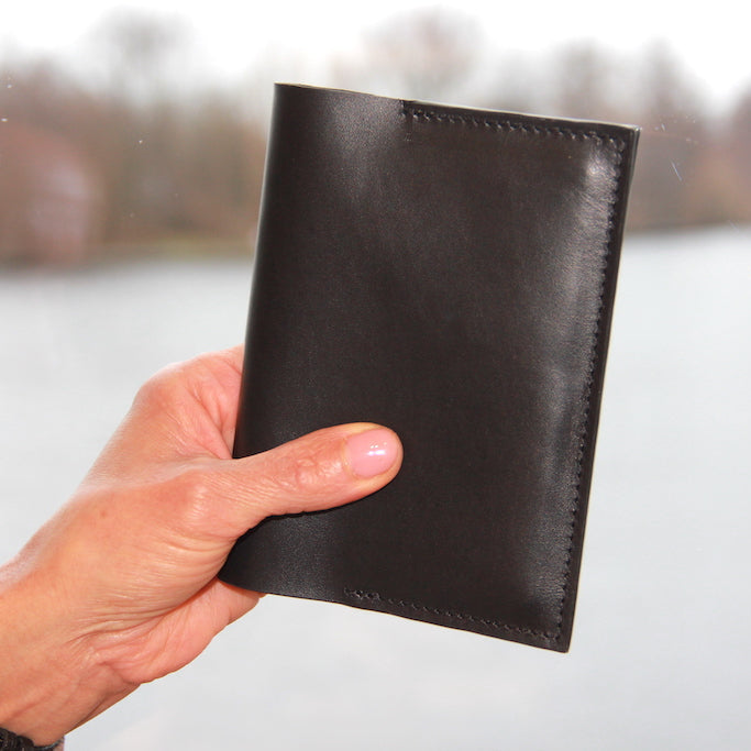 Vooraanzicht van Handgemaakt rundlederen Dubbel paspoorthoesje van duurzaam leer voor 2 paspoorten