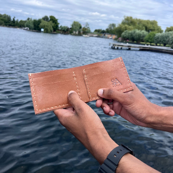 Eindresultaat van een handgemaakte leren portefeuille uit de workshop in cognac