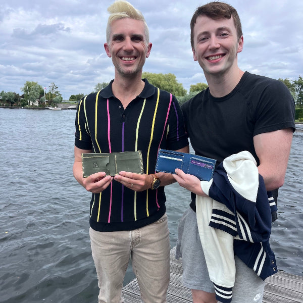 Eindresultaat van een handgemaakte leren portefeuille uit de workshop in olijfgroen en navy