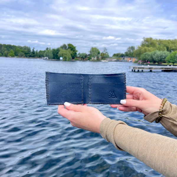 Eindresultaat van een handgemaakte leren portefeuille uit de workshop in blauw