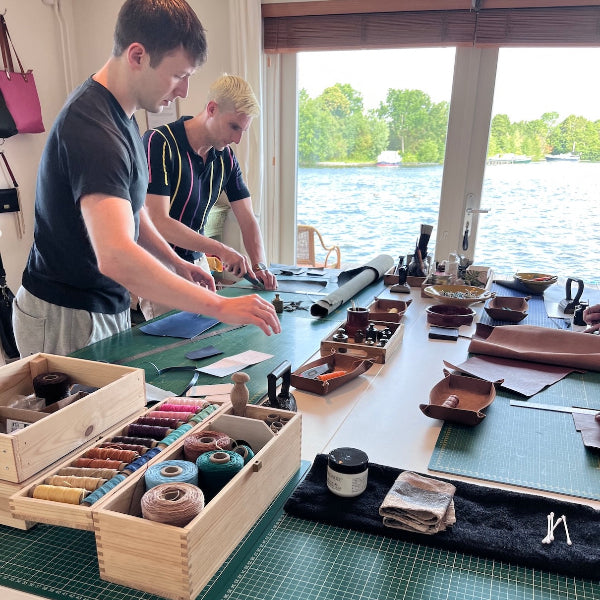 Cursisten aan het werk in een workshop bifold wallet