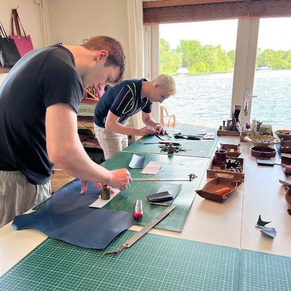 Cursisten aan het snijden bij workshop portefeuille