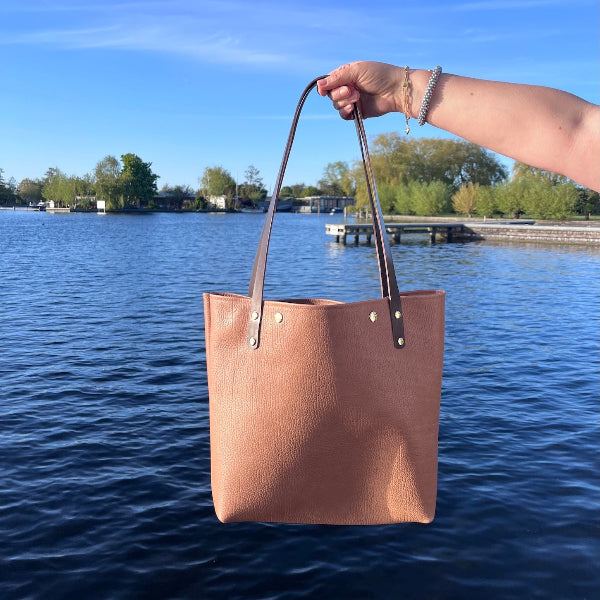 Leren shopper in creme met donkerbruine hengsels