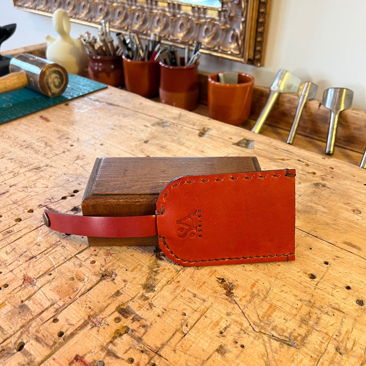 Leren sleutelhoes uit de workshop leren accessoire maken van SA Design op de werkbank 