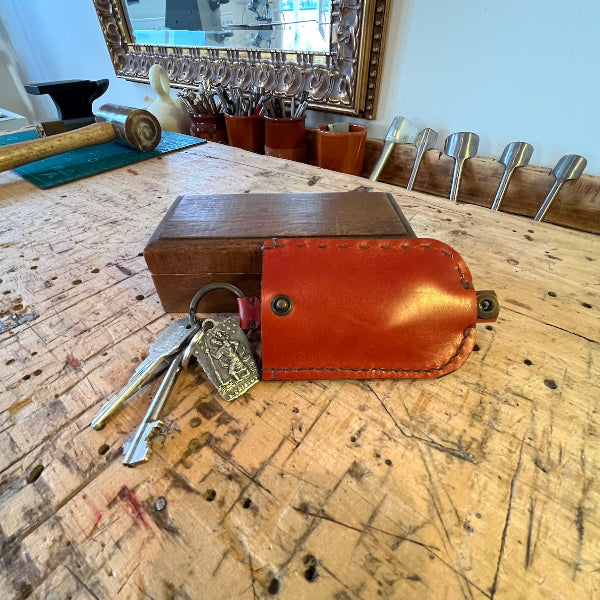 Leren sleutelhoes uit de workshop leren accessoire maken van SA Design op de werkbank met sleutels vanaf de zijkant