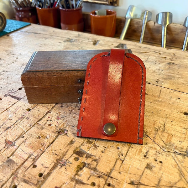 Leren sleutelhoes uit de workshop leren accessoire maken van SA Design op de werkbank voorzijde